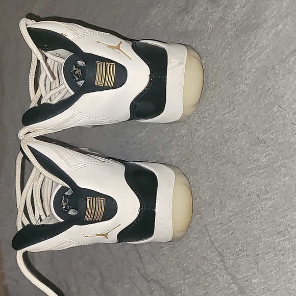 Nike Air Jordan 11s - Picture 6 of 9